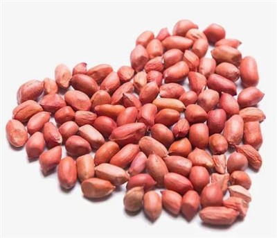 Svježi veliki sirovi kikiriki